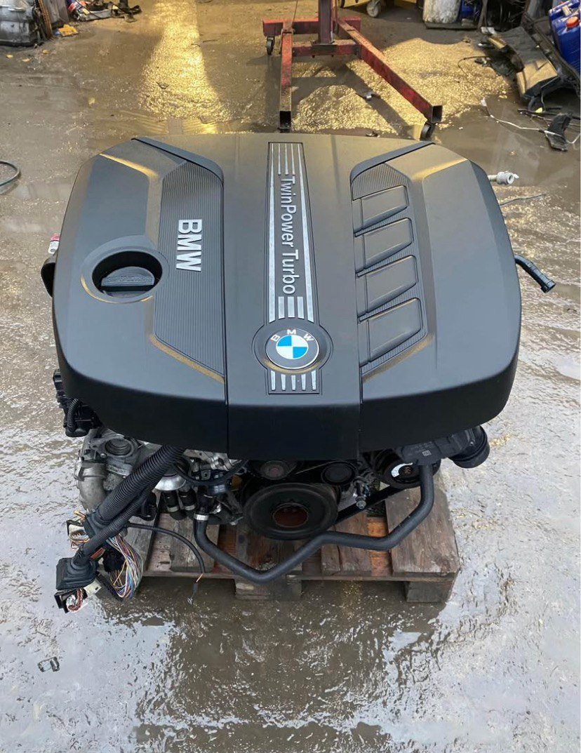 BMW E60 545i N62B44 Engine 2004 photo 1