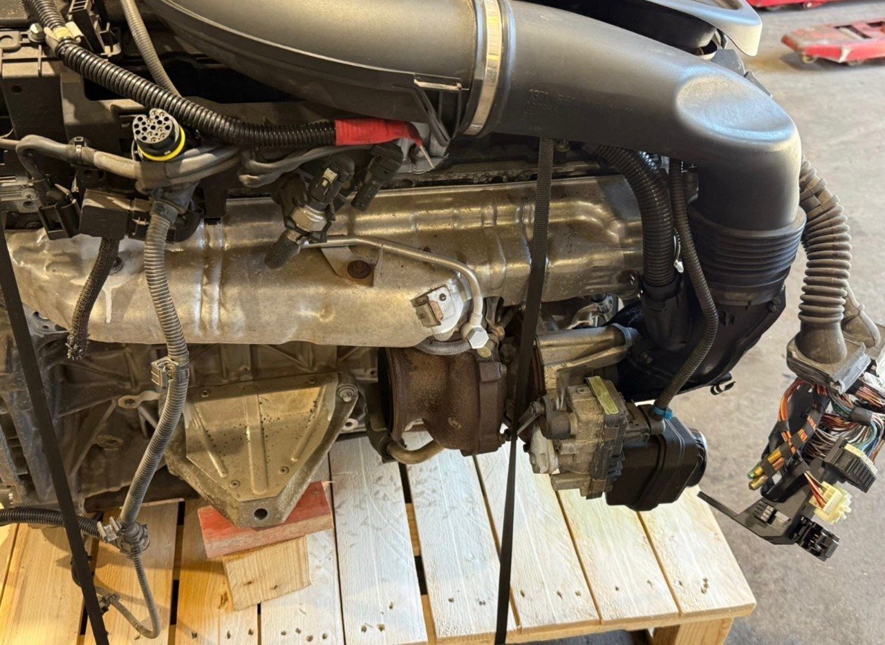 BMW E32 750i M70B50 Engine 1989 photo 1