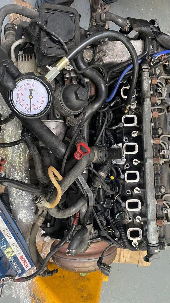 BMW E60 545i N62B44 Engine 2005 photo 1