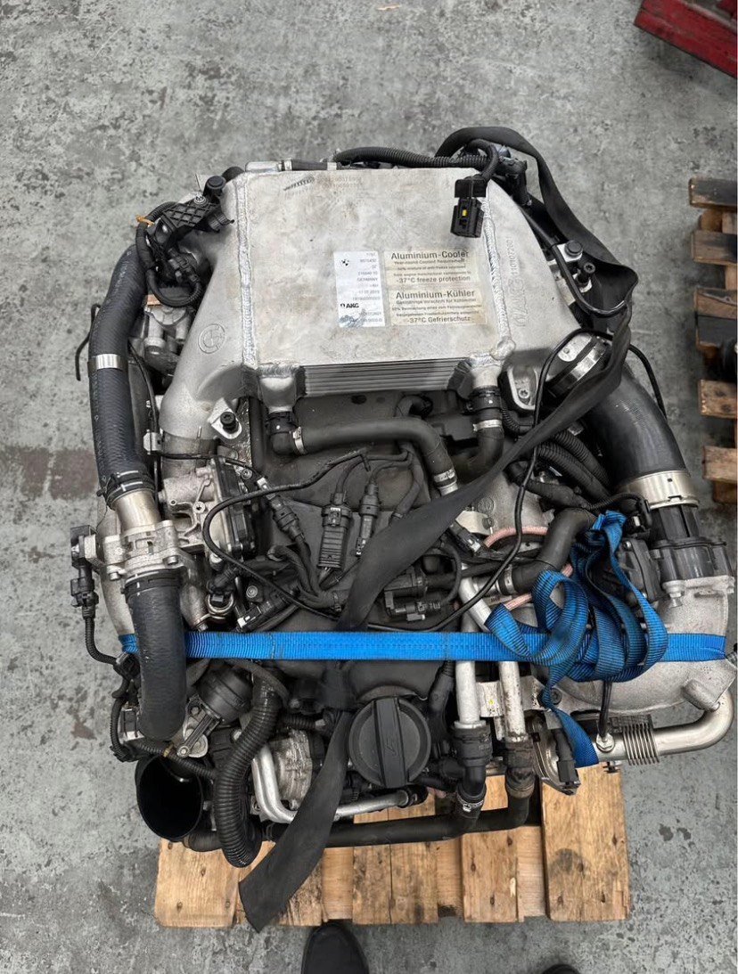 BMW E60 M5 S85B50 Engine 2005 photo 1